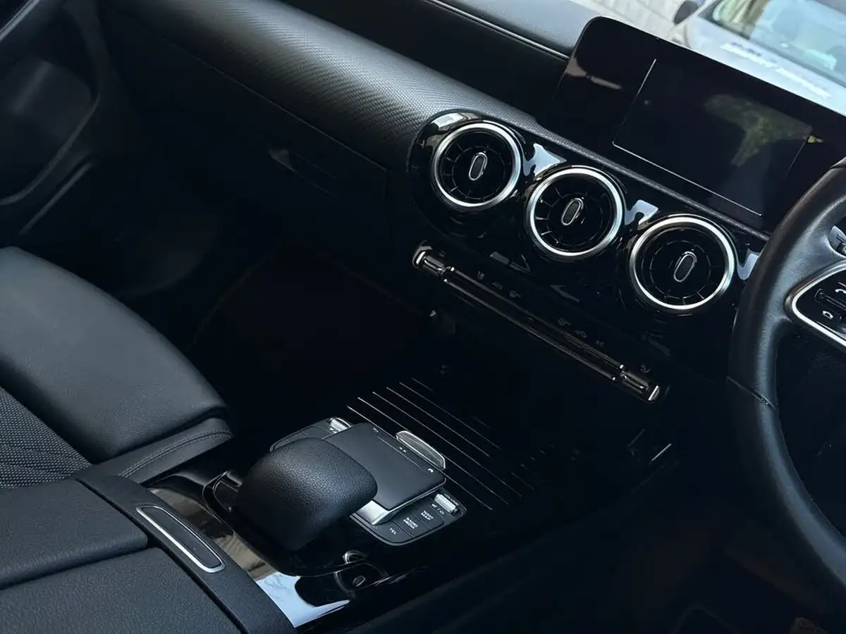 2021-mercedes-benz-a-class-13-a180-se-7g-dct-big-16