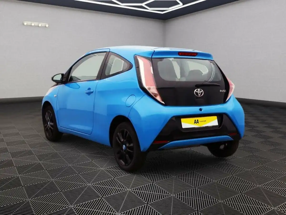 2015-toyota-aygo-10-vvt-i-x-cite-2-69bhp-x-nav-3d-big-3