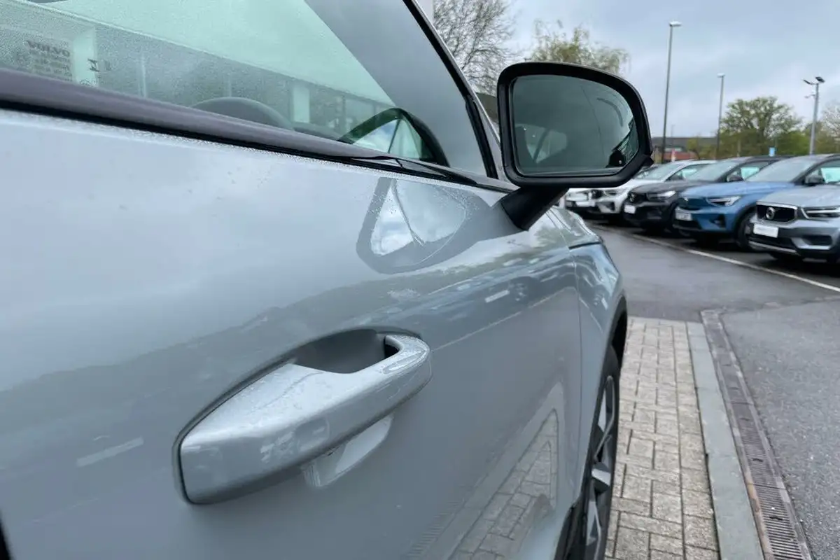2024-volvo-xc40-20-b4-plus-big-15