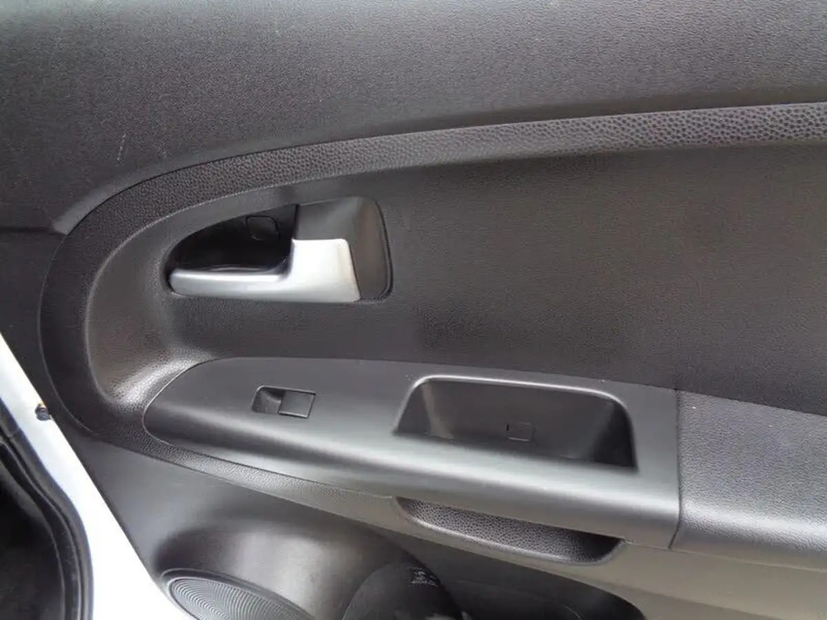 2013-kia-venga-16-2-big-25