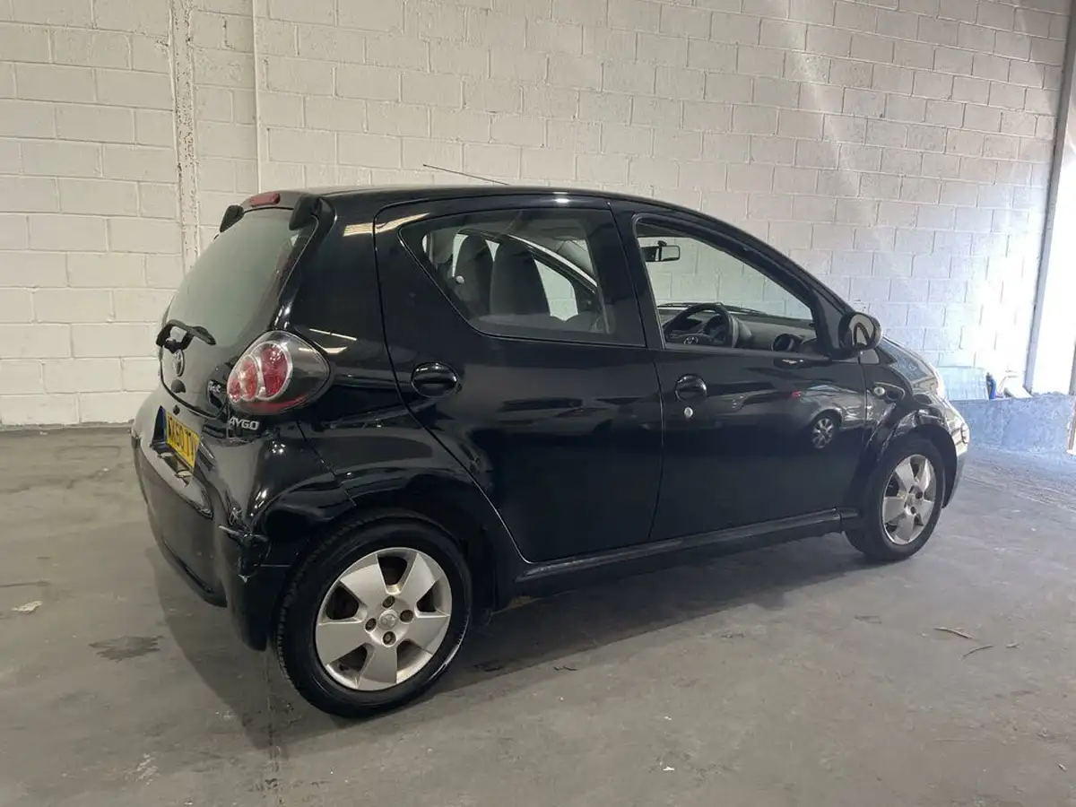 2010-toyota-aygo-10-aygo-black-ac-5d-big-10