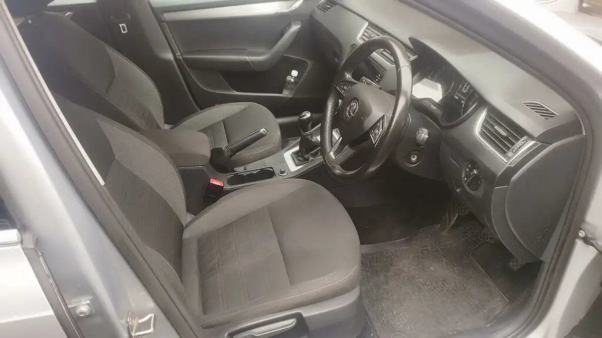 2019-skoda-octavia-16tdi-se-technology-hatchback-big-12
