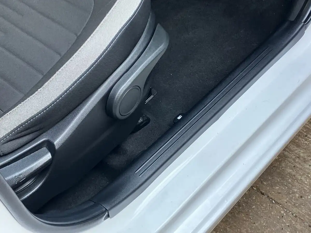 2022-hyundai-i10-12-se-connect-auto-big-25