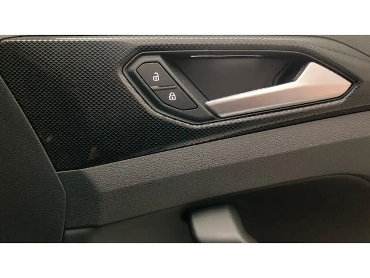 2025-volkswagen-t-cross-10-tsi-r-line-big-31