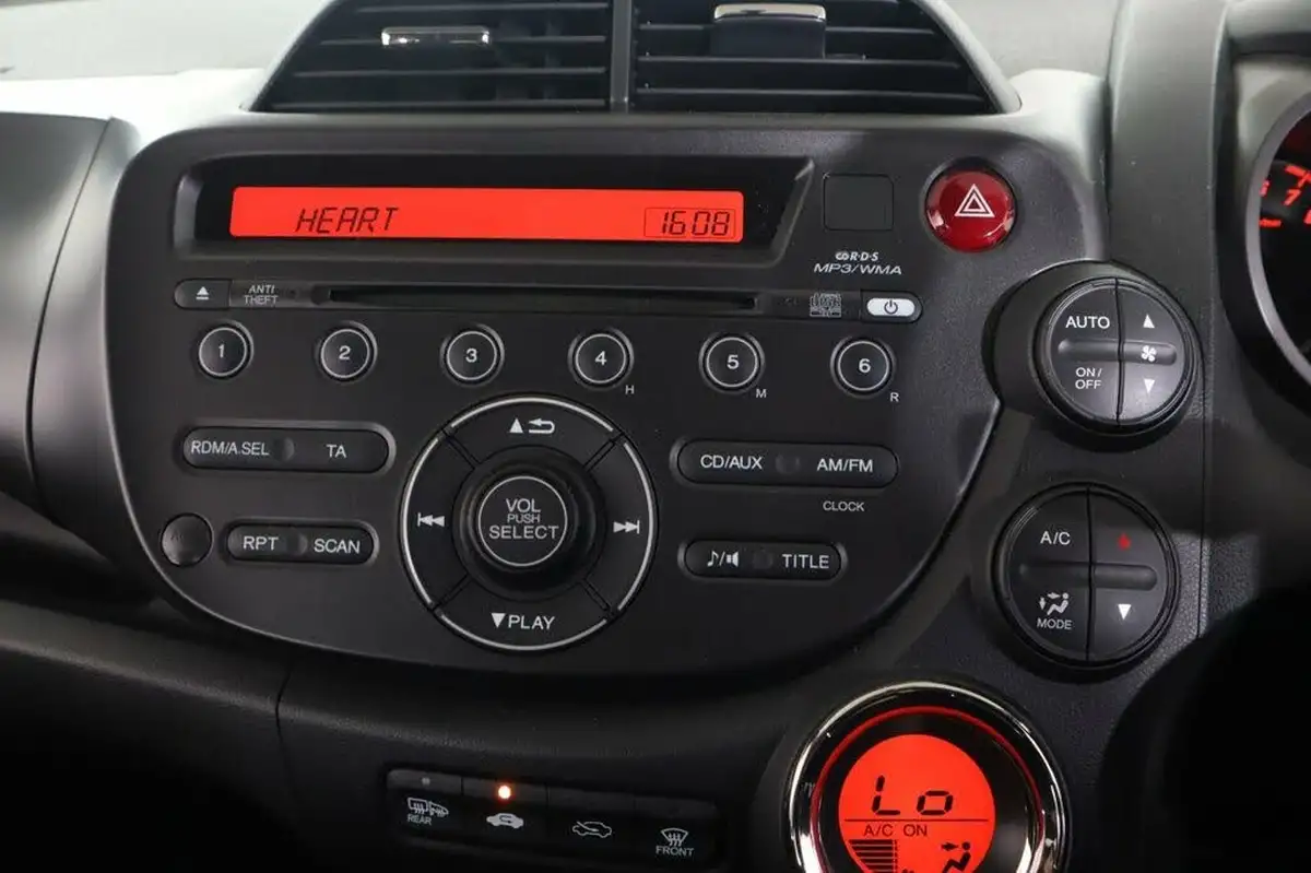 2013-honda-jazz-14-es-plus-big-18