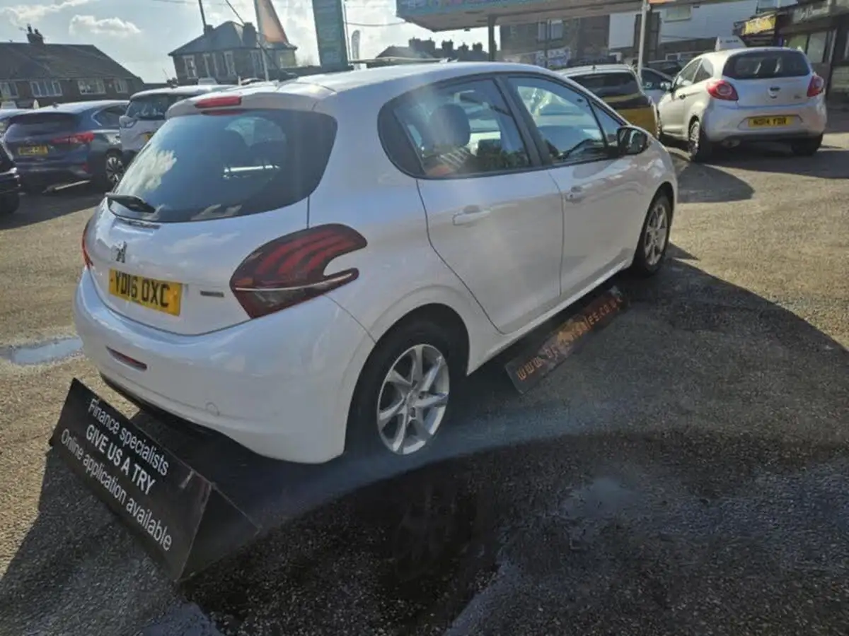 2016-peugeot-208-12-puretech-active-82bhp-5d-big-3