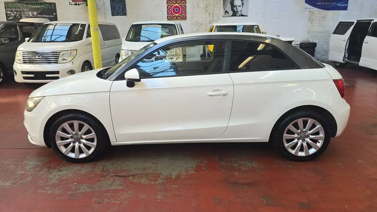 2013-audi-a1-big-31