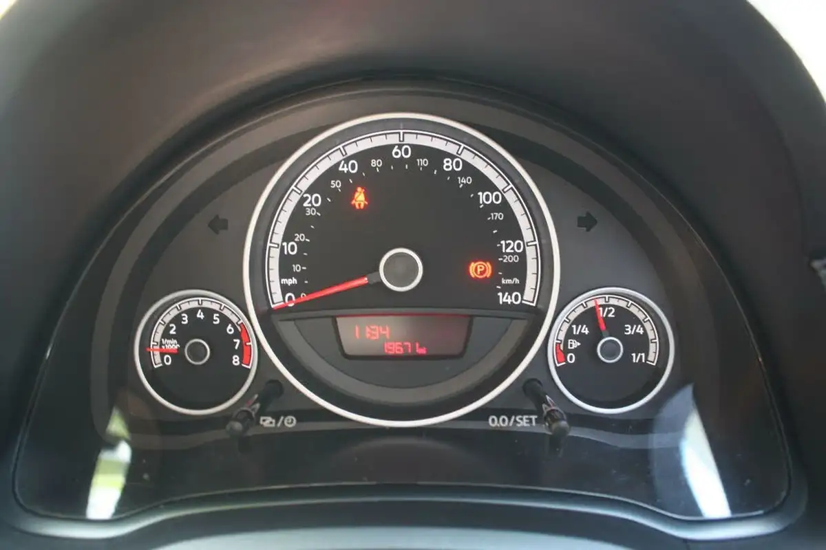 2017-volkswagen-up-10-move-up-5d-big-12