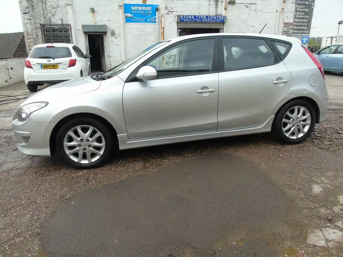 2011-hyundai-i30-16td-comfort-115ps-hatchback-big-3