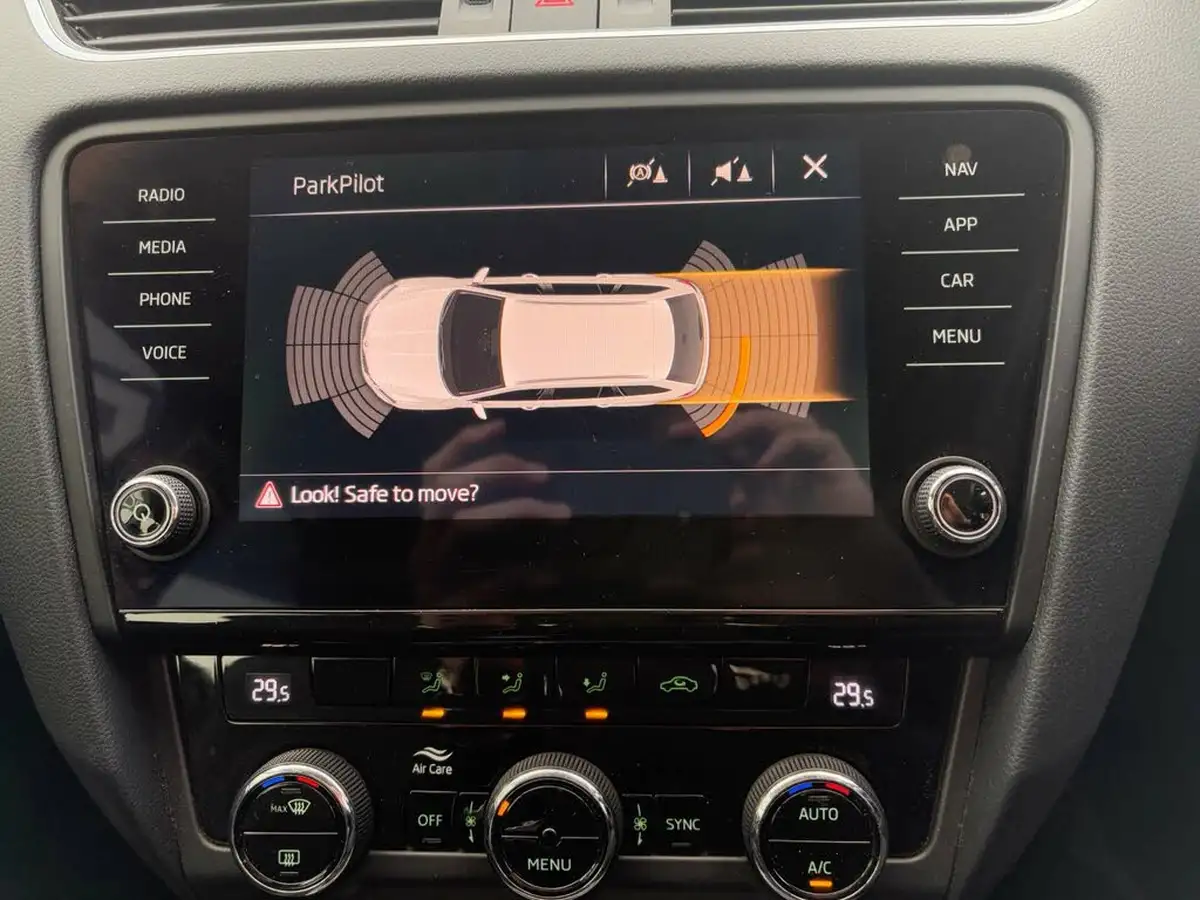 2019-skoda-octavia-16tdi-se-technology-estate-big-30