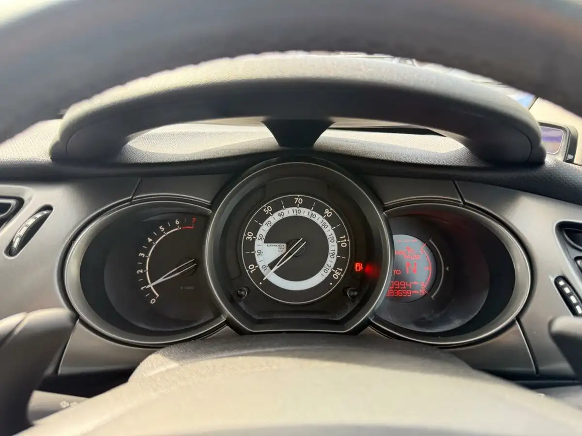 2014-citroen-c3-12-e-vti-vtr-big-32