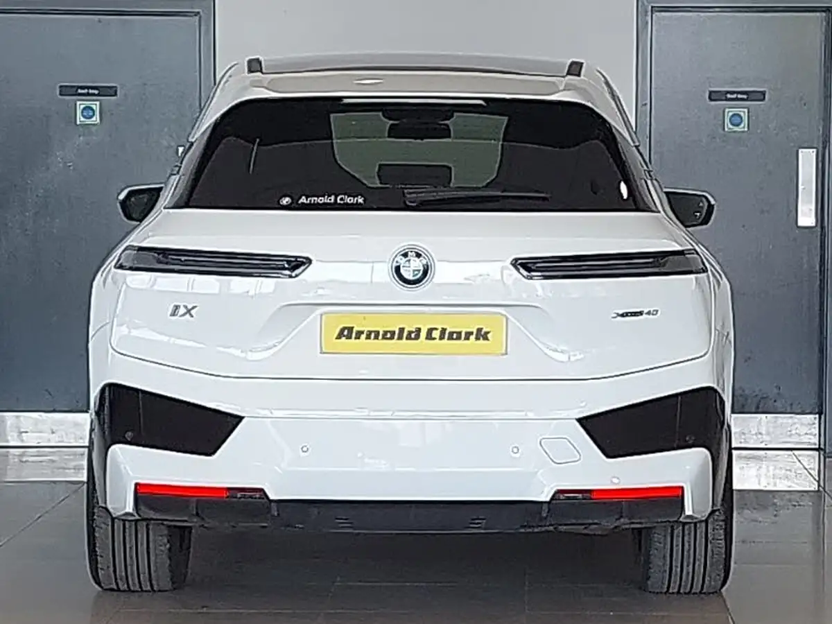2024-bmw-ix-e-xdrive-40-m-sport-big-14