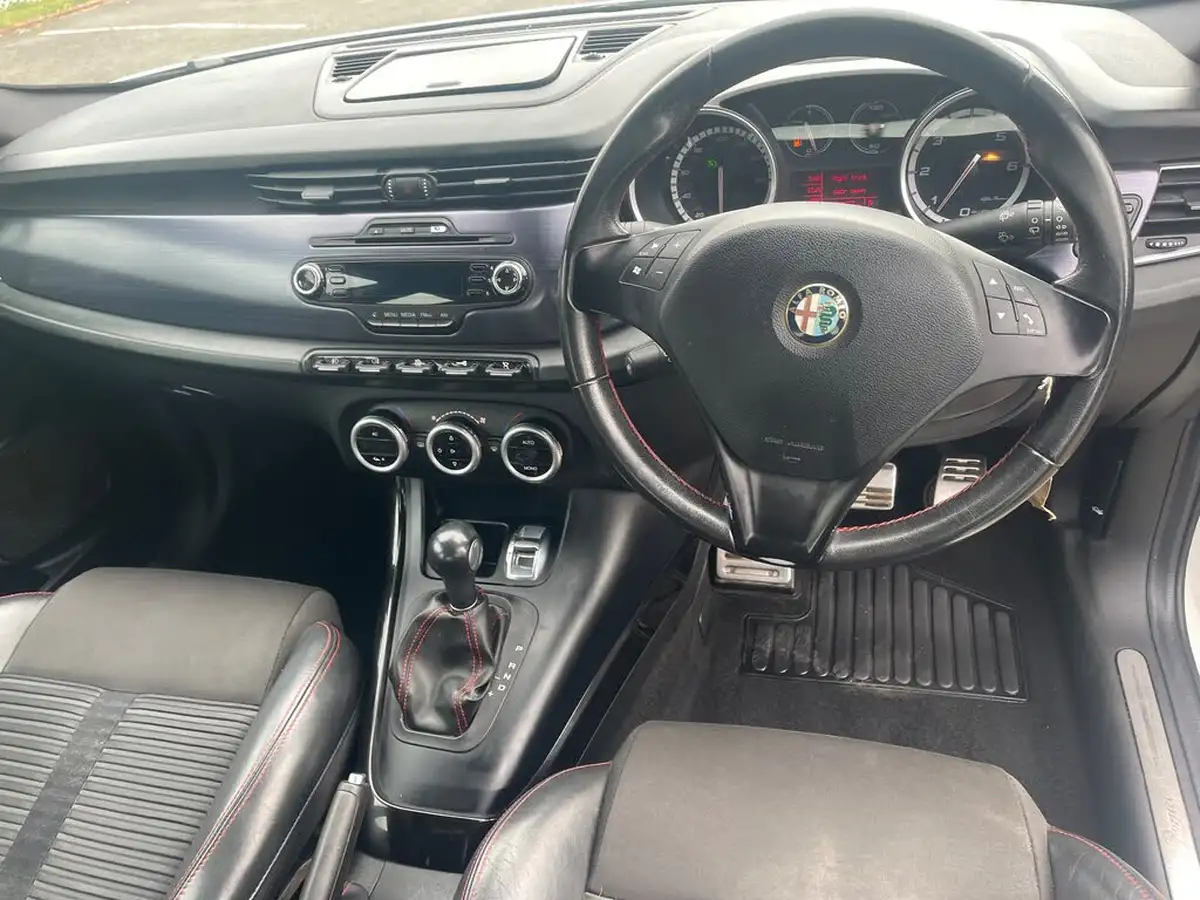 2012-alfa-romeo-giulietta-20td-veloce-170bhp-tct-big-42