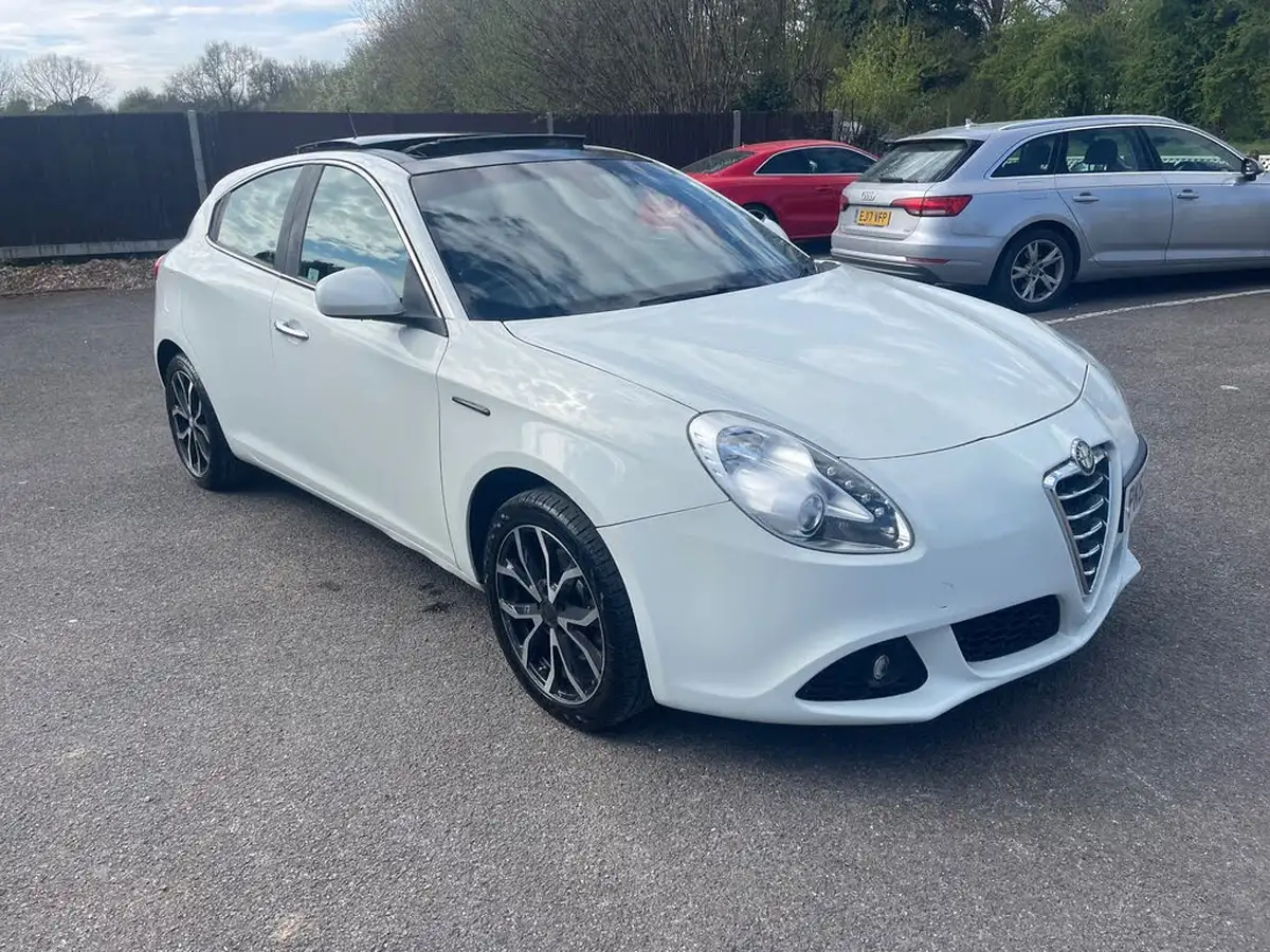 2012-alfa-romeo-giulietta-20td-lusso-170-bhp-tct-big-26