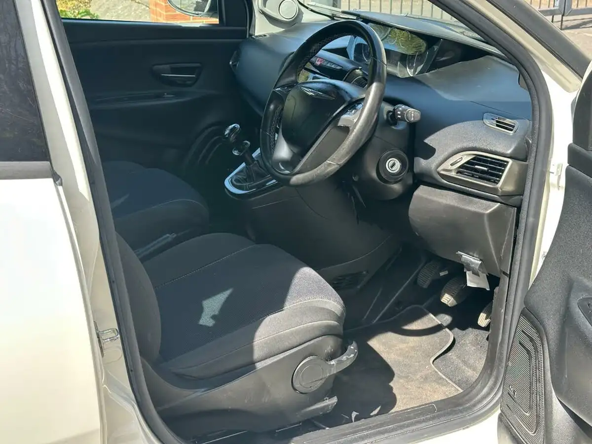 2014-chrysler-ypsilon-12-s-big-27