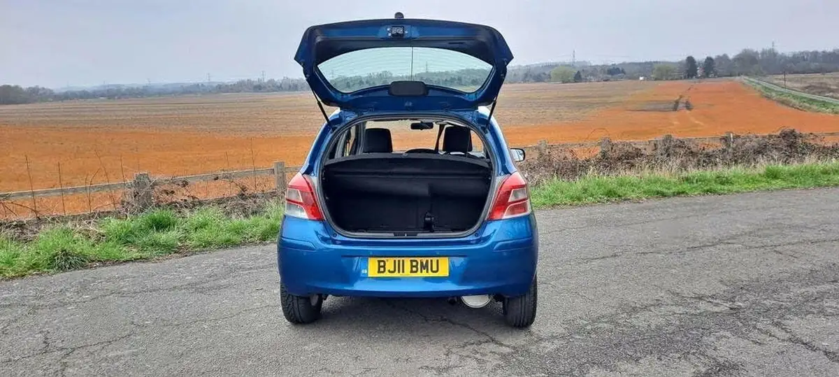 2011-toyota-yaris-133-t-spirit-vvt-i-101bhp-5d-big-8
