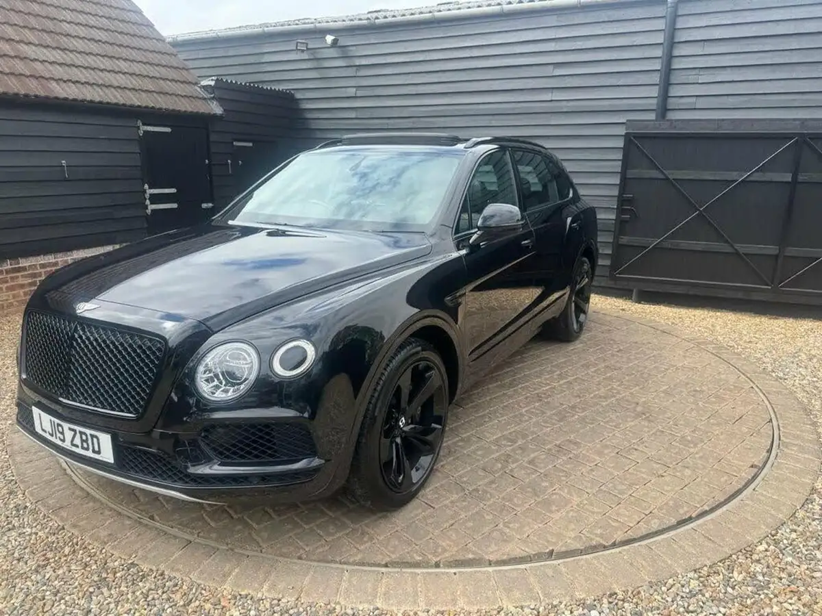2019-bentley-bentayga-40-v8-big-36
