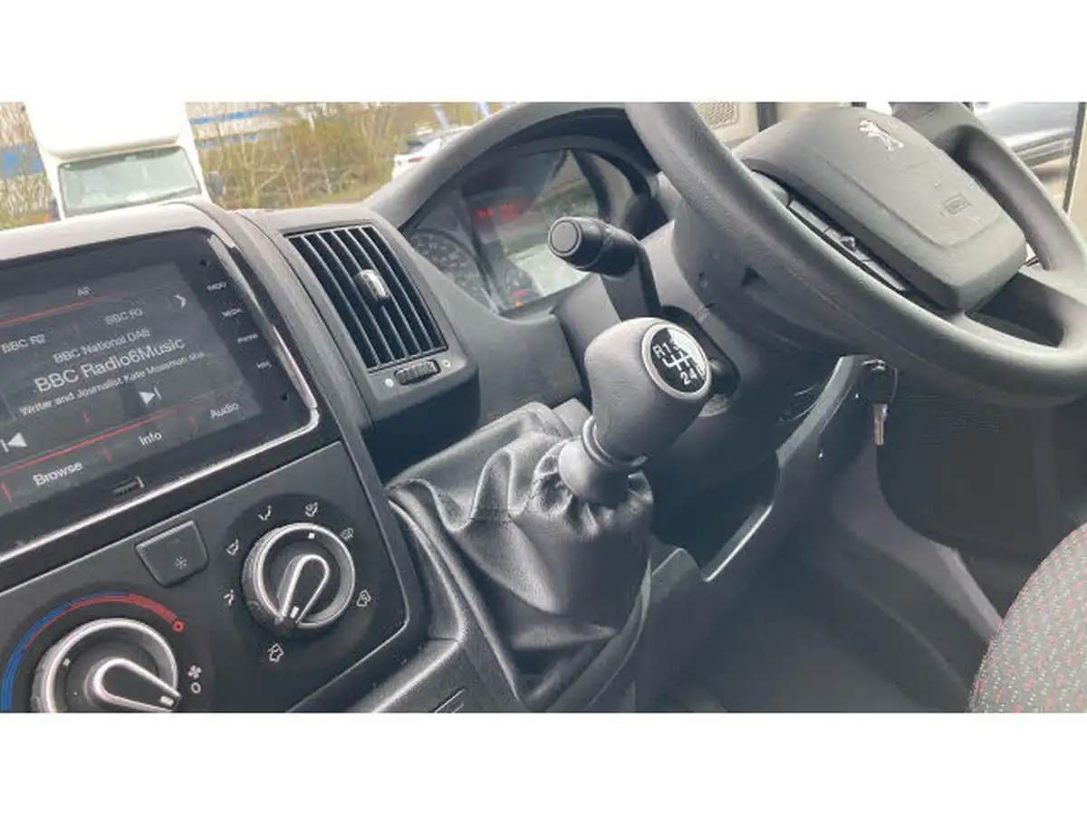 2023-peugeot-boxer-22-bluehdi-professional-premium-335-l3h2-panel-big-12