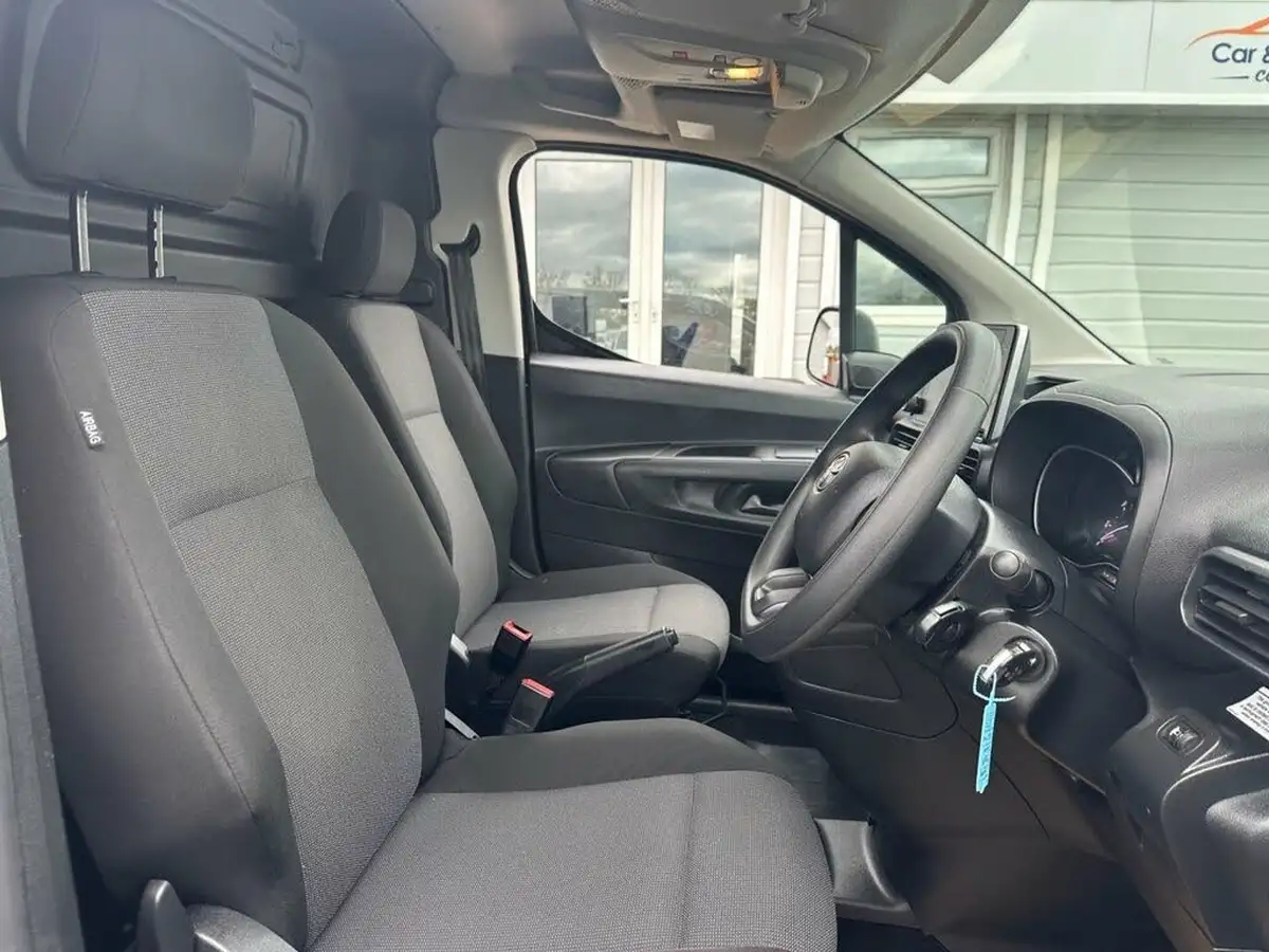 2022-toyota-proace-city-15d-active-big-11