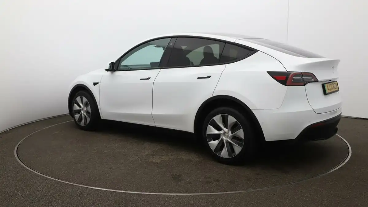 2022-tesla-model-y-e-long-range-big-26