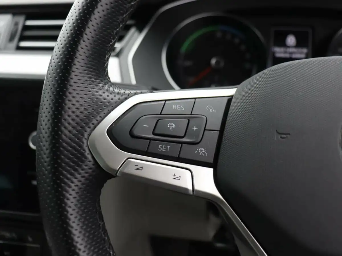 2021-volkswagen-passat-14-tsi-gte-estate-5d-big-21