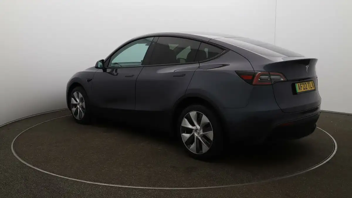 2022-tesla-model-y-e-long-range-big-5