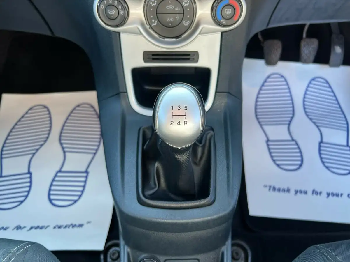 2012-ford-fiesta-125-zetec-3d-big-21