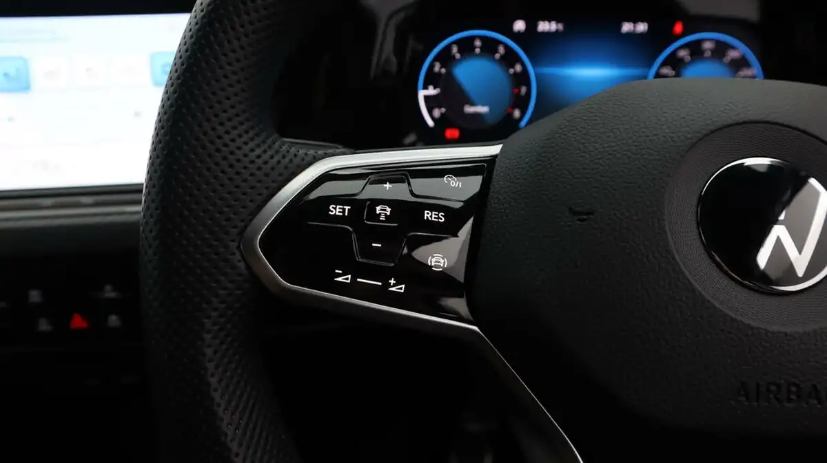 2022-volkswagen-golf-15-tsi-r-line-150ps-hatchback-big-25