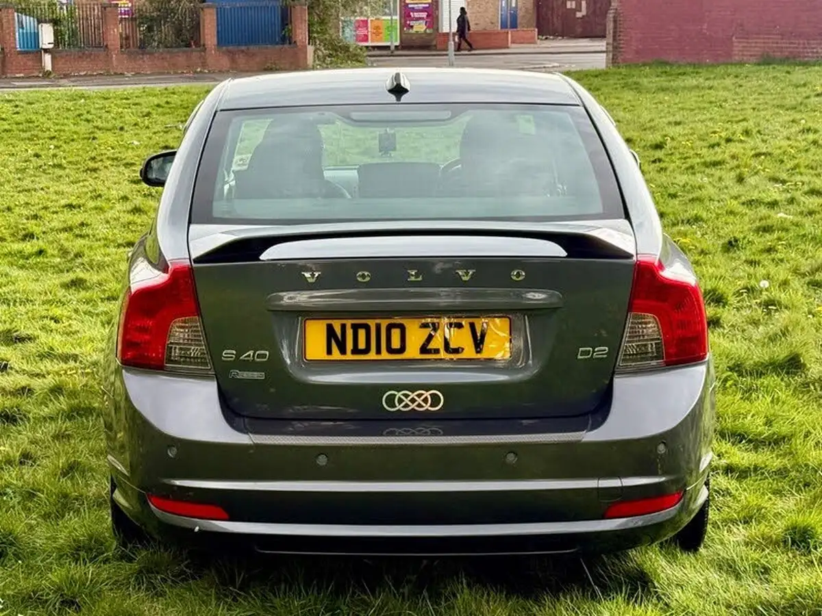 2010-volvo-s40-16td-d2-r-design-big-9