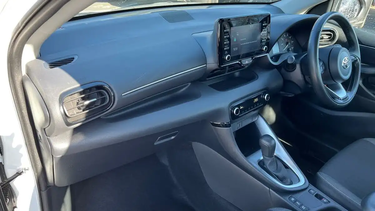 2022-toyota-yaris-15-vvt-i-icon-big-32