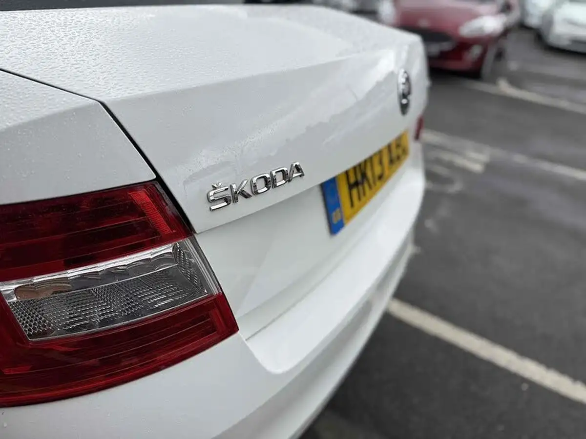 2013-skoda-octavia-20tdi-elegance-hatchback-big-26