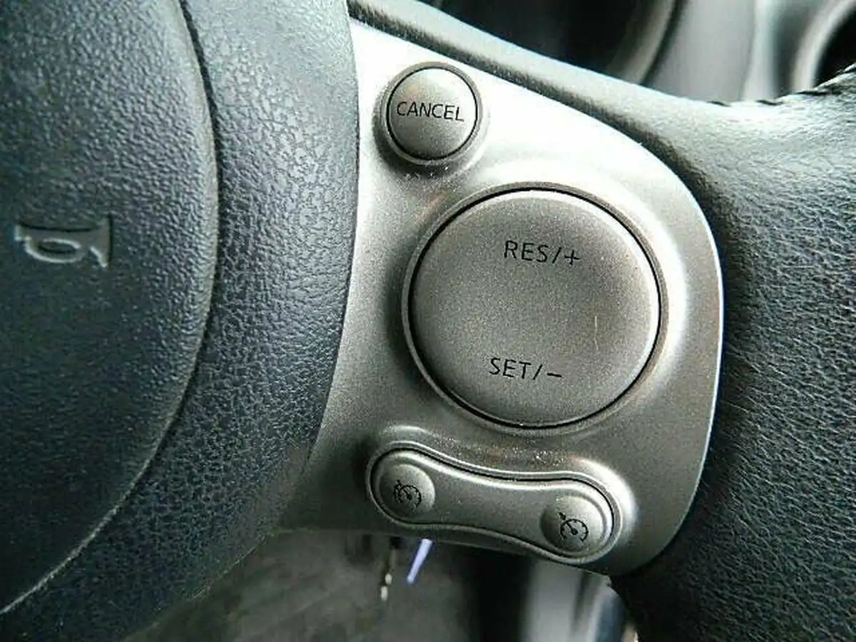 2013-nissan-micra-12-tekna-79bhp-big-28