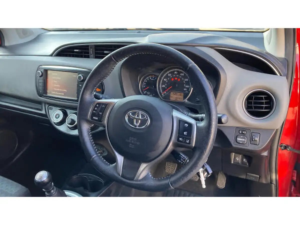 2016-toyota-yaris-133-icon-vvt-i-tss-5d-big-5