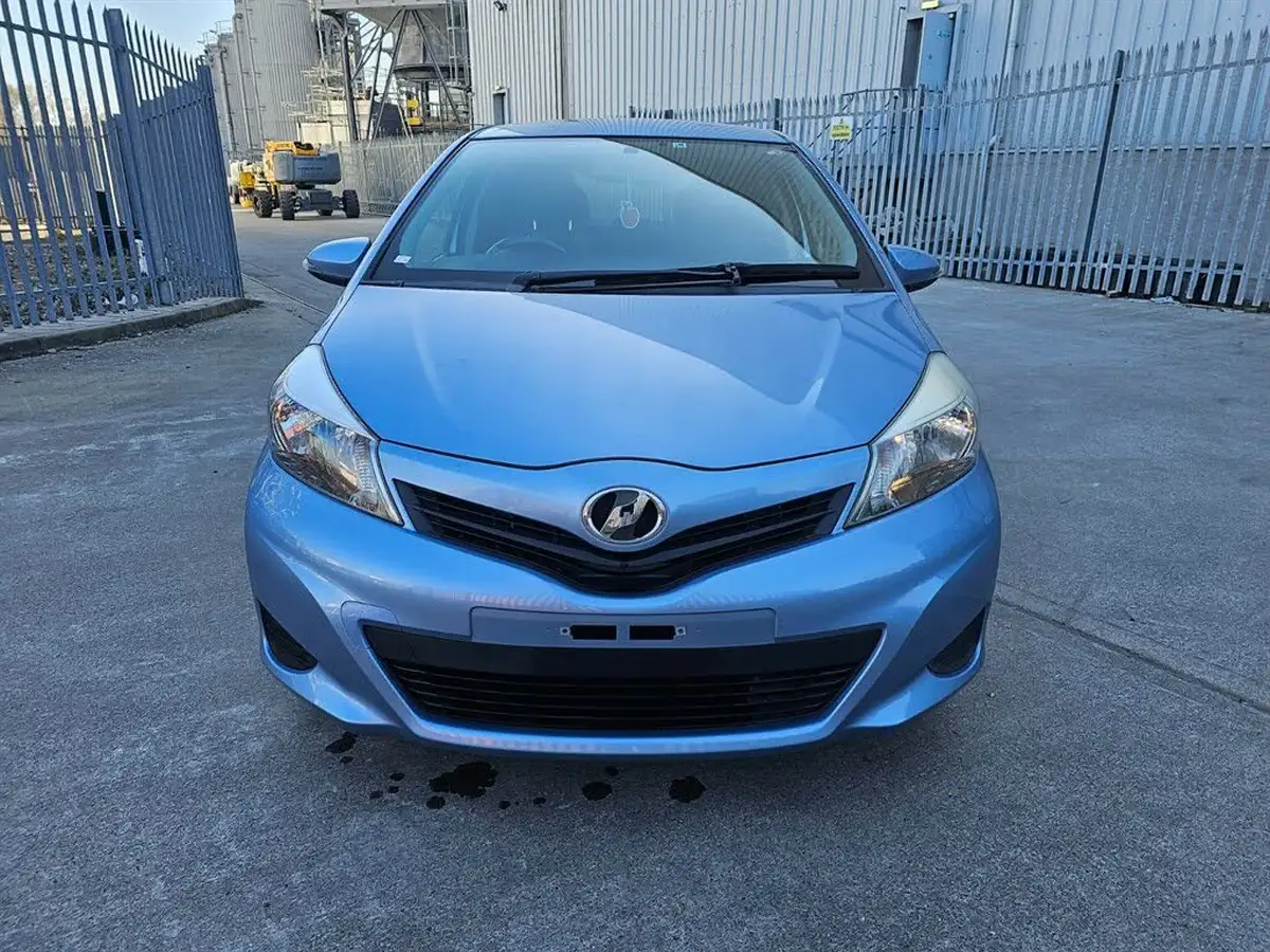 2013-toyota-yaris-big-10