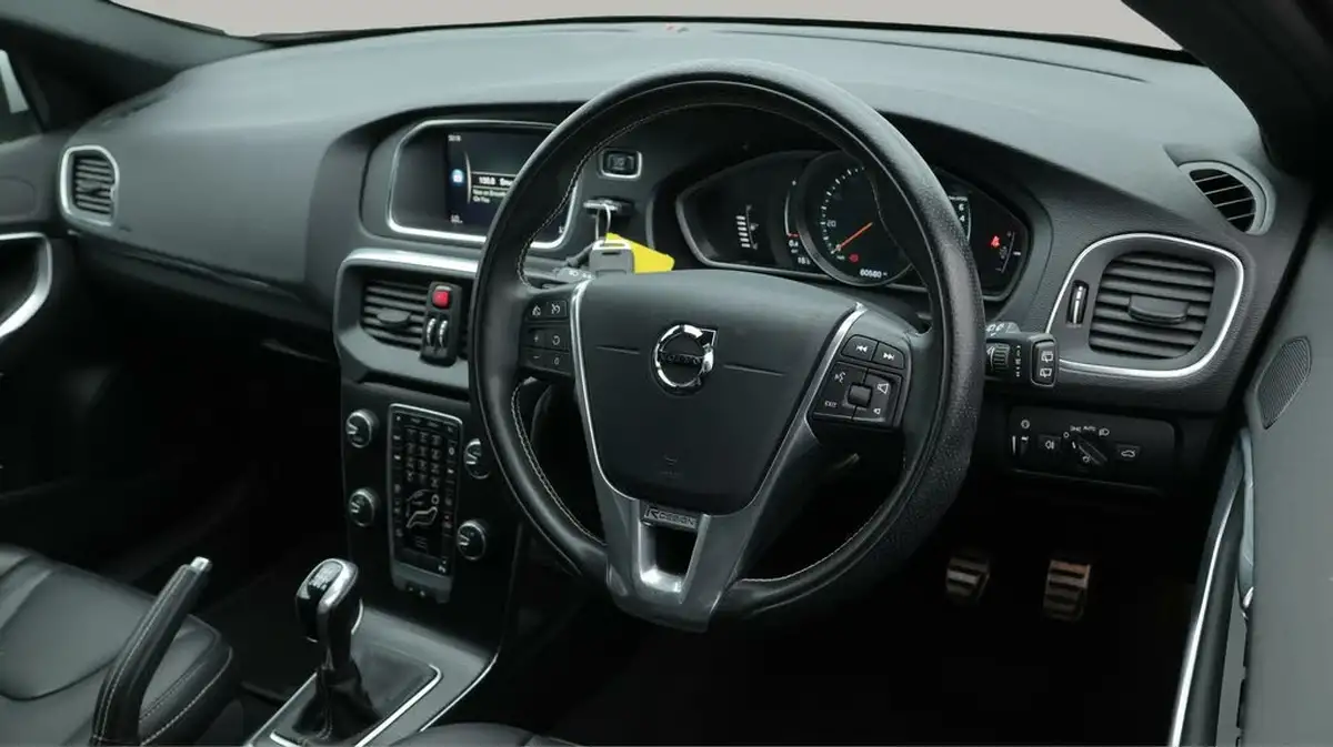 2019-volvo-v40-20-t3-r-design-edition-big-9