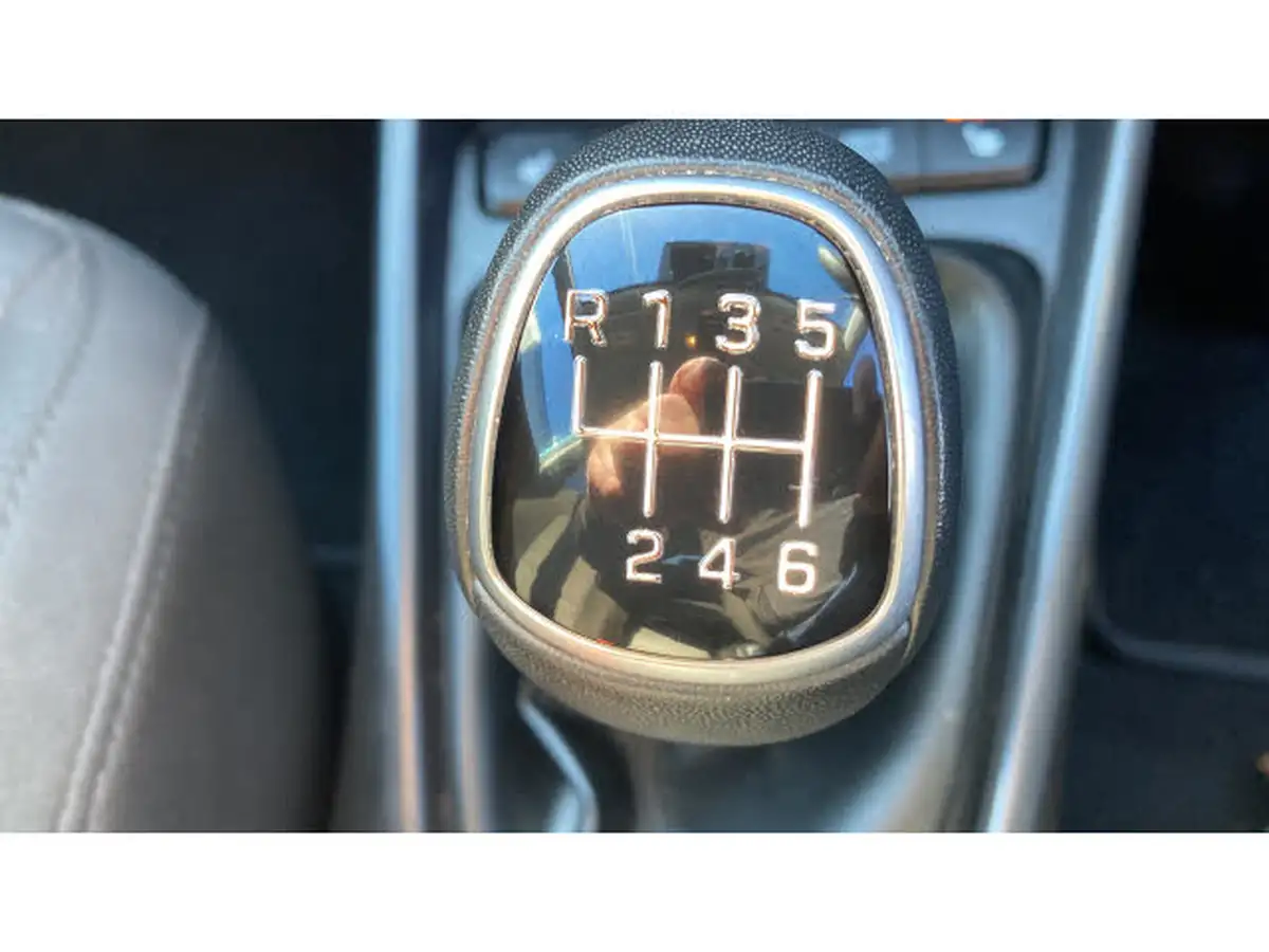 2022-hyundai-i20-10-t-gdi-premium-eclutch-imt-big-36