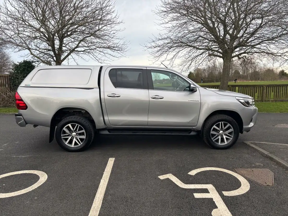 2019-toyota-hi-lux-24d-invincible-ss-auto-big-7