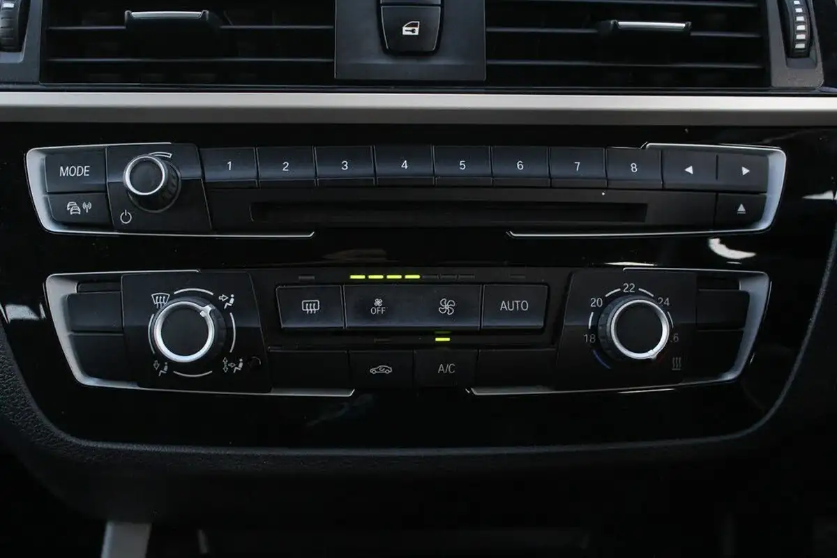 2019-bmw-1-series-15td-116d-se-business-ss-5d-big-36