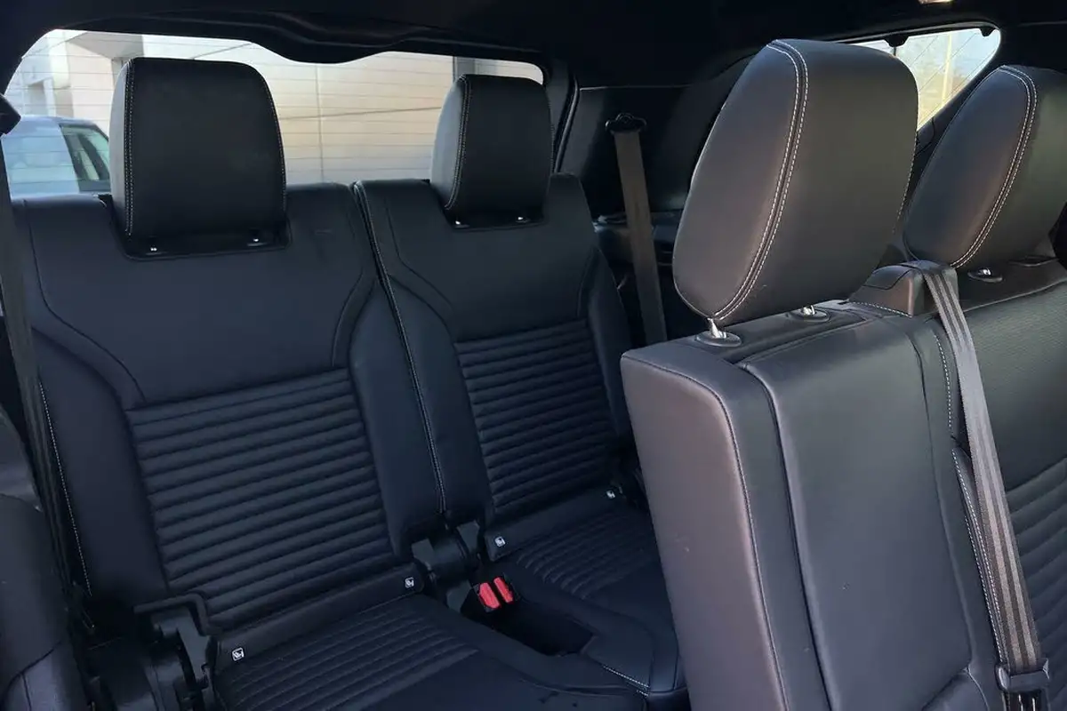 2022-land-rover-discovery-30-d300-r-dynamic-hse-big-30