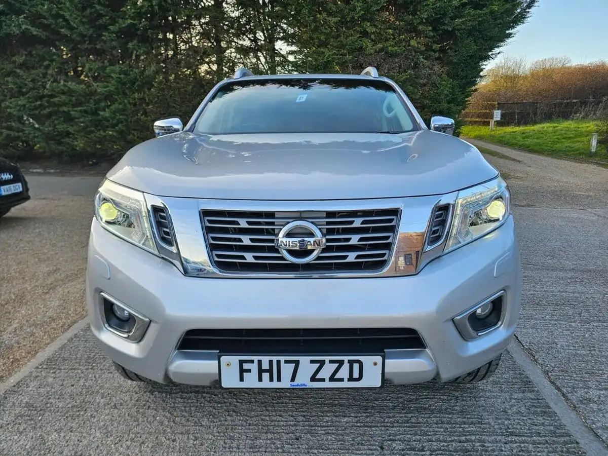 2017-nissan-navara-23dci-tekna-auto-big-1