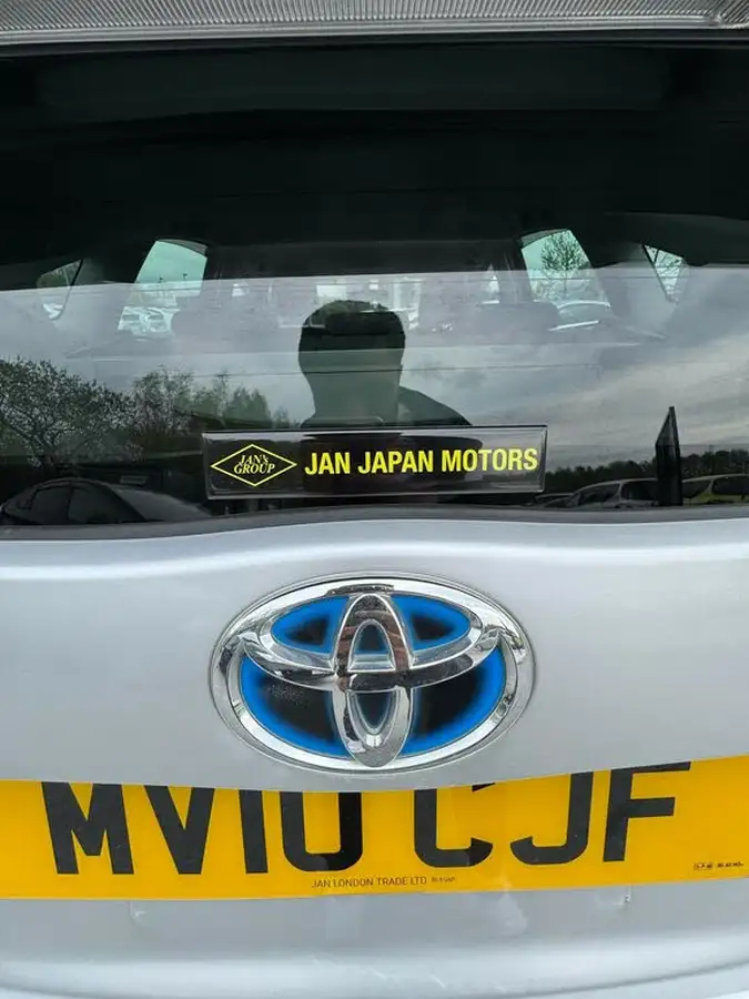 2010-toyota-prius-big-15