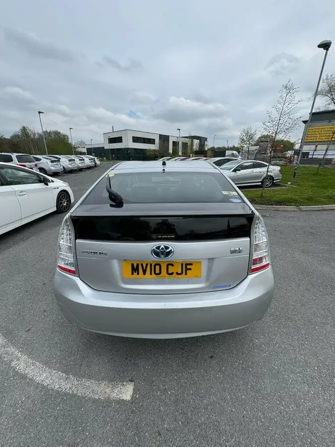 2010-toyota-prius-big-11