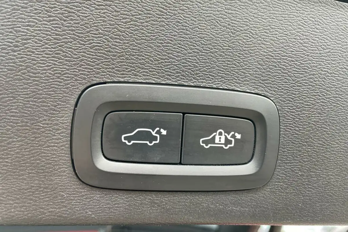 2022-volvo-xc40-20-b3-plus-big-19