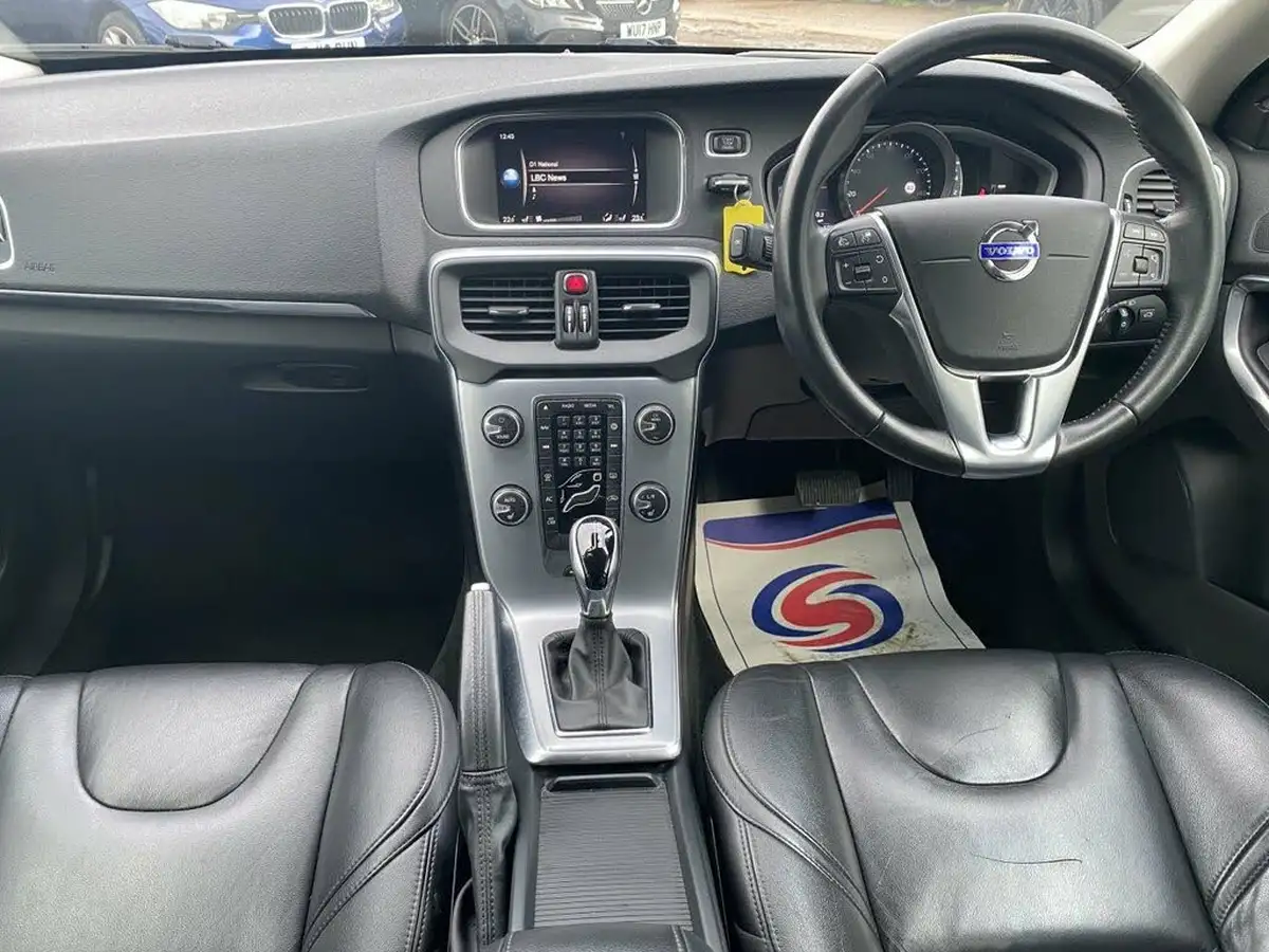 2017-volvo-v40-15-t3-inscription-big-26