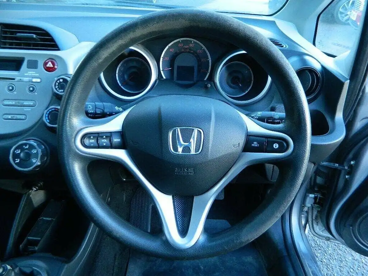 2009-honda-jazz-14-es-t-big-30