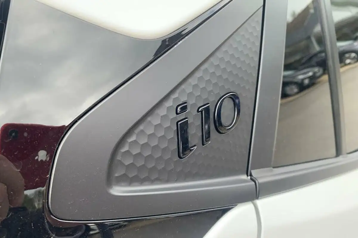 2023-hyundai-i10-12-premium-big-33