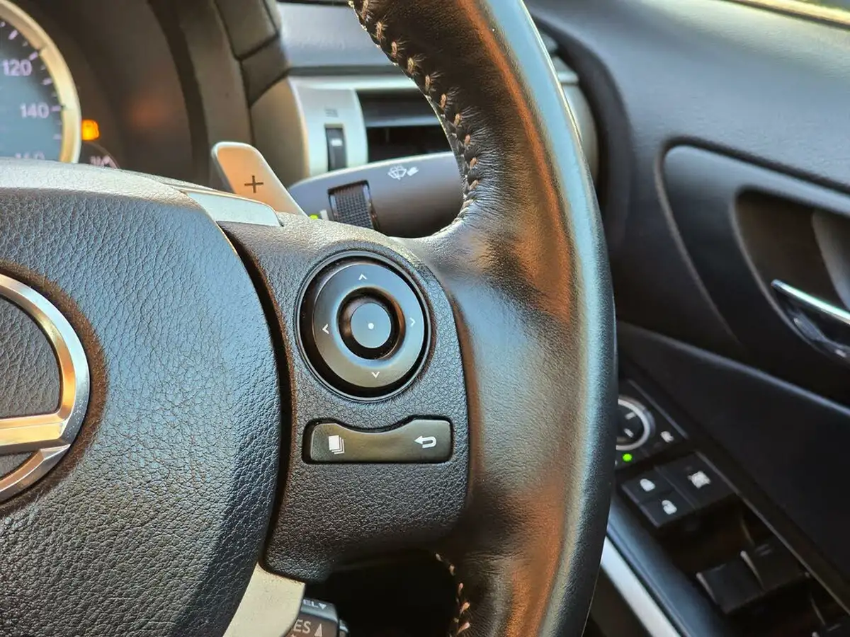 2014-lexus-is-300h-25-luxury-big-36