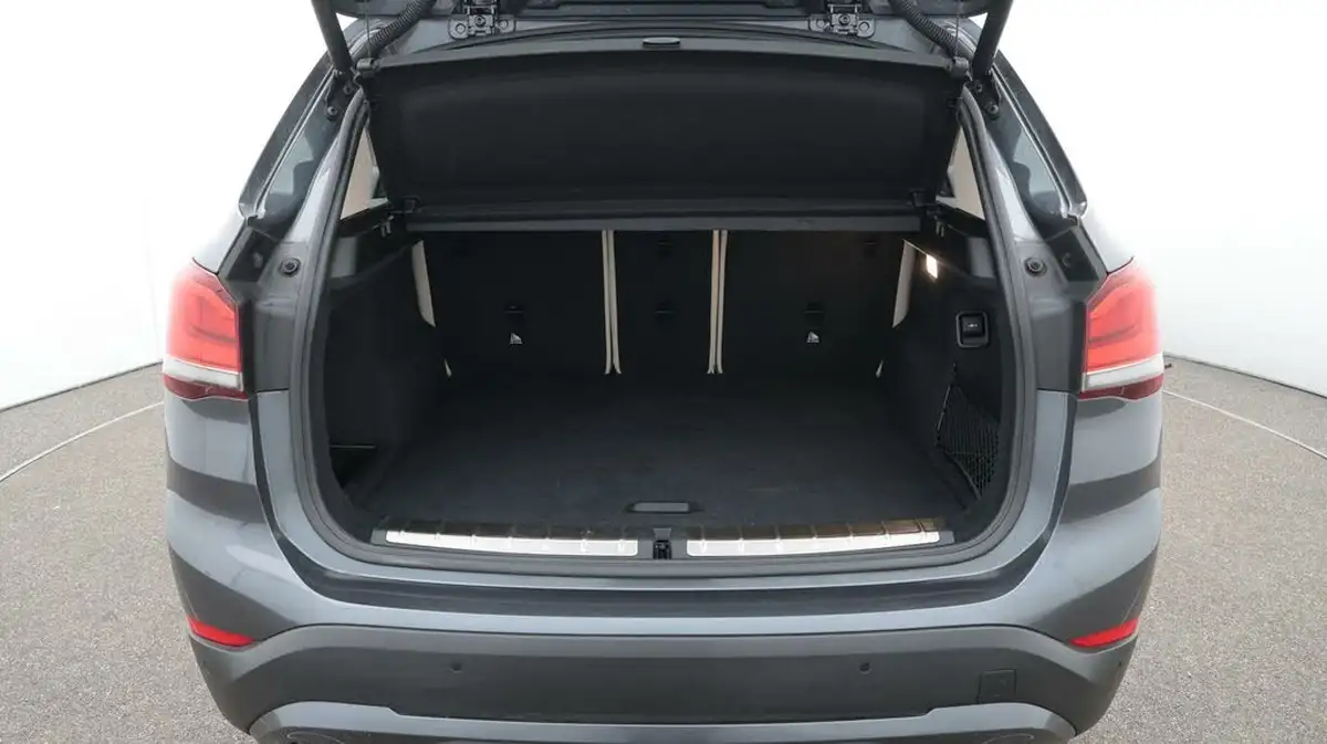 2020-bmw-x1-20-sdrive-20i-xline-big-17