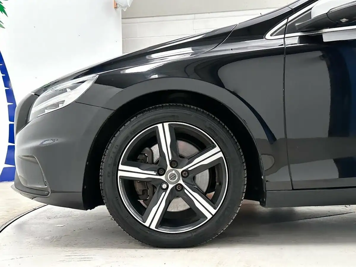 2017-volvo-v40-15-t2-r-design-nav-plus-big-13
