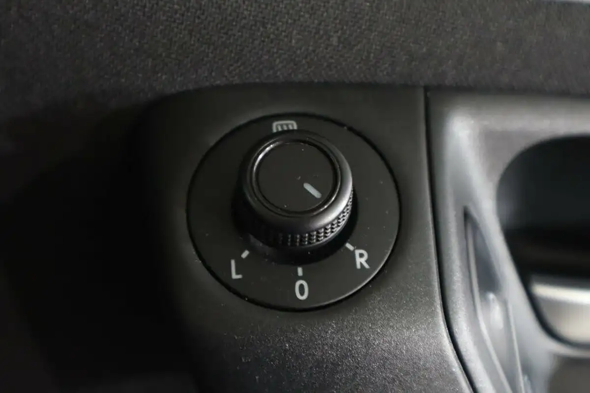 2015-volkswagen-polo-10-se-60ps-5d-big-20